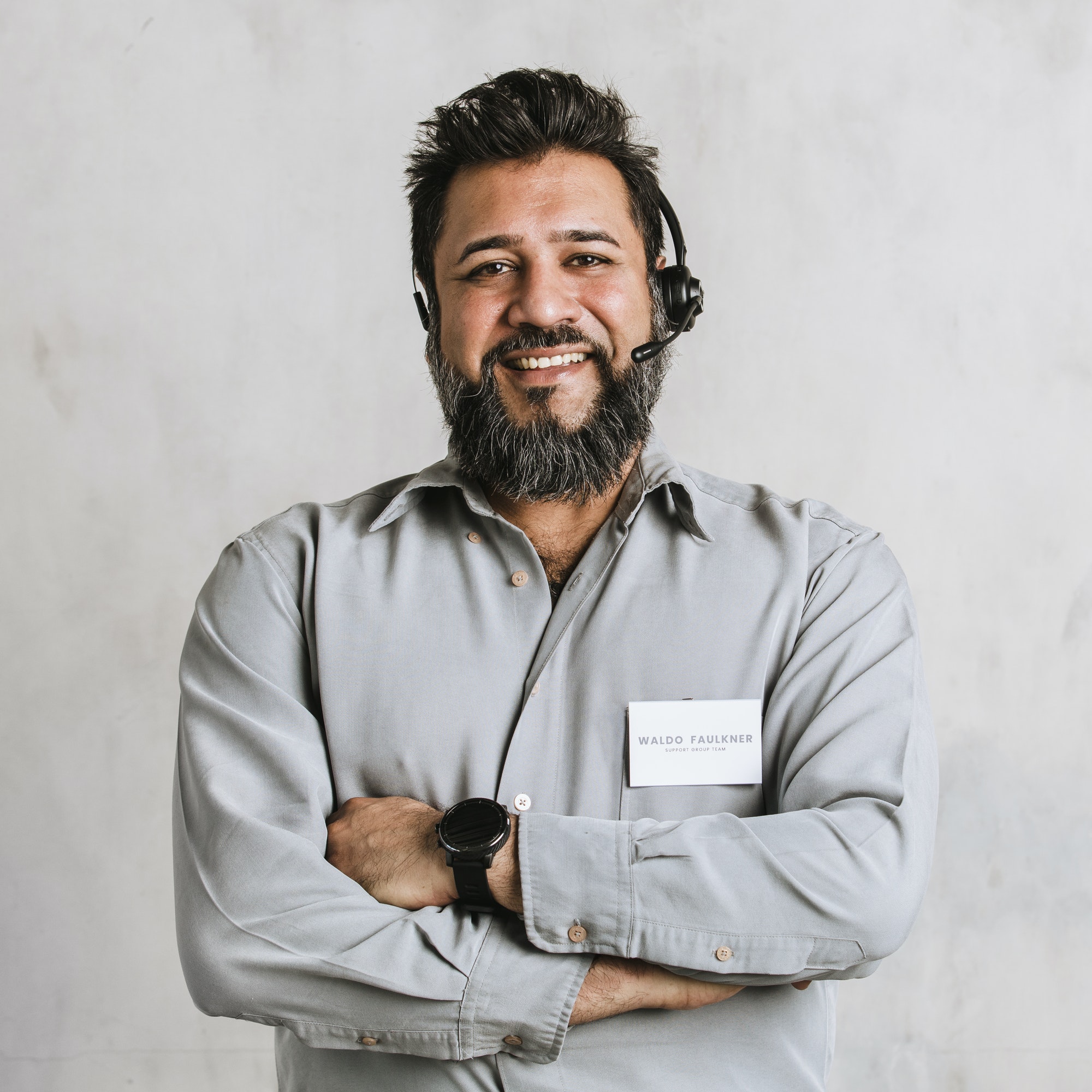 indian-operator-assistant-using-a-microphone-headset-while-conversing-with-a-customer.jpg indian-operator-assistant-using-a-microphone-headset-while-conversing-with-a-customer.jpg